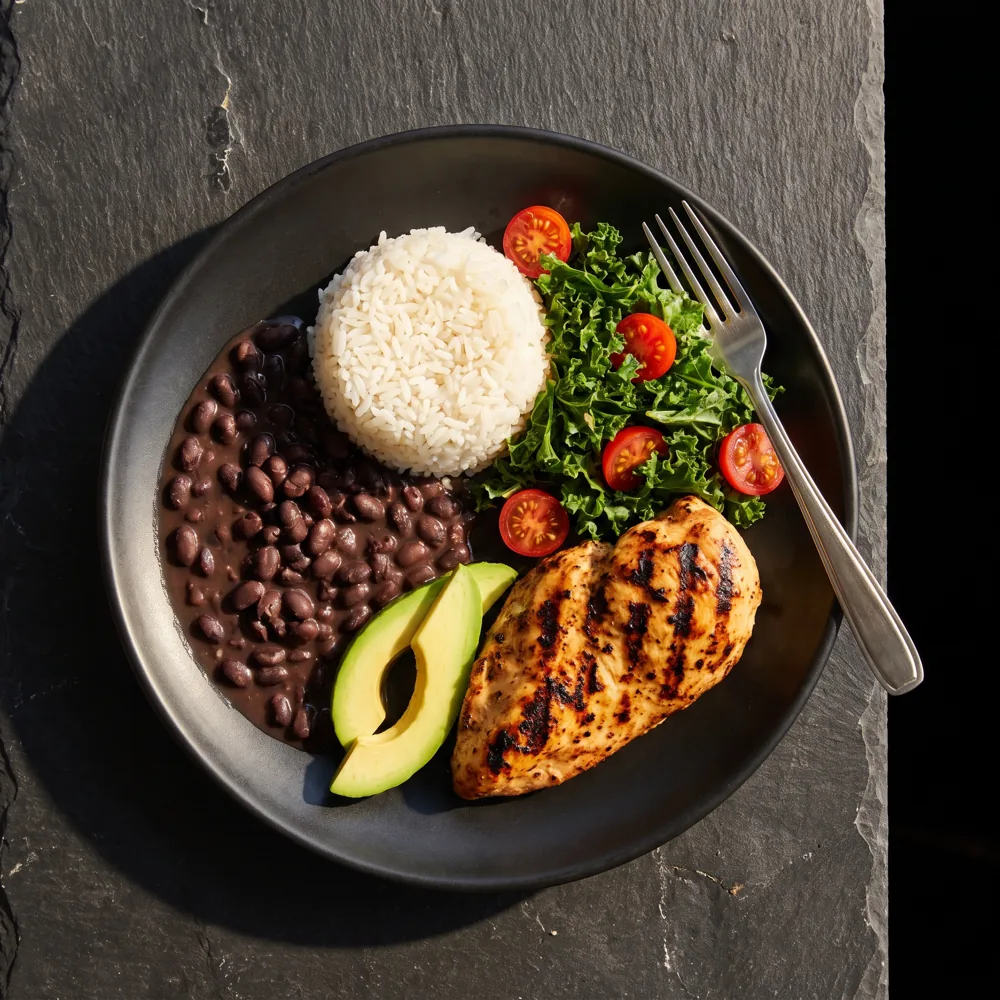 Prato com arroz, feijão, frango e salada