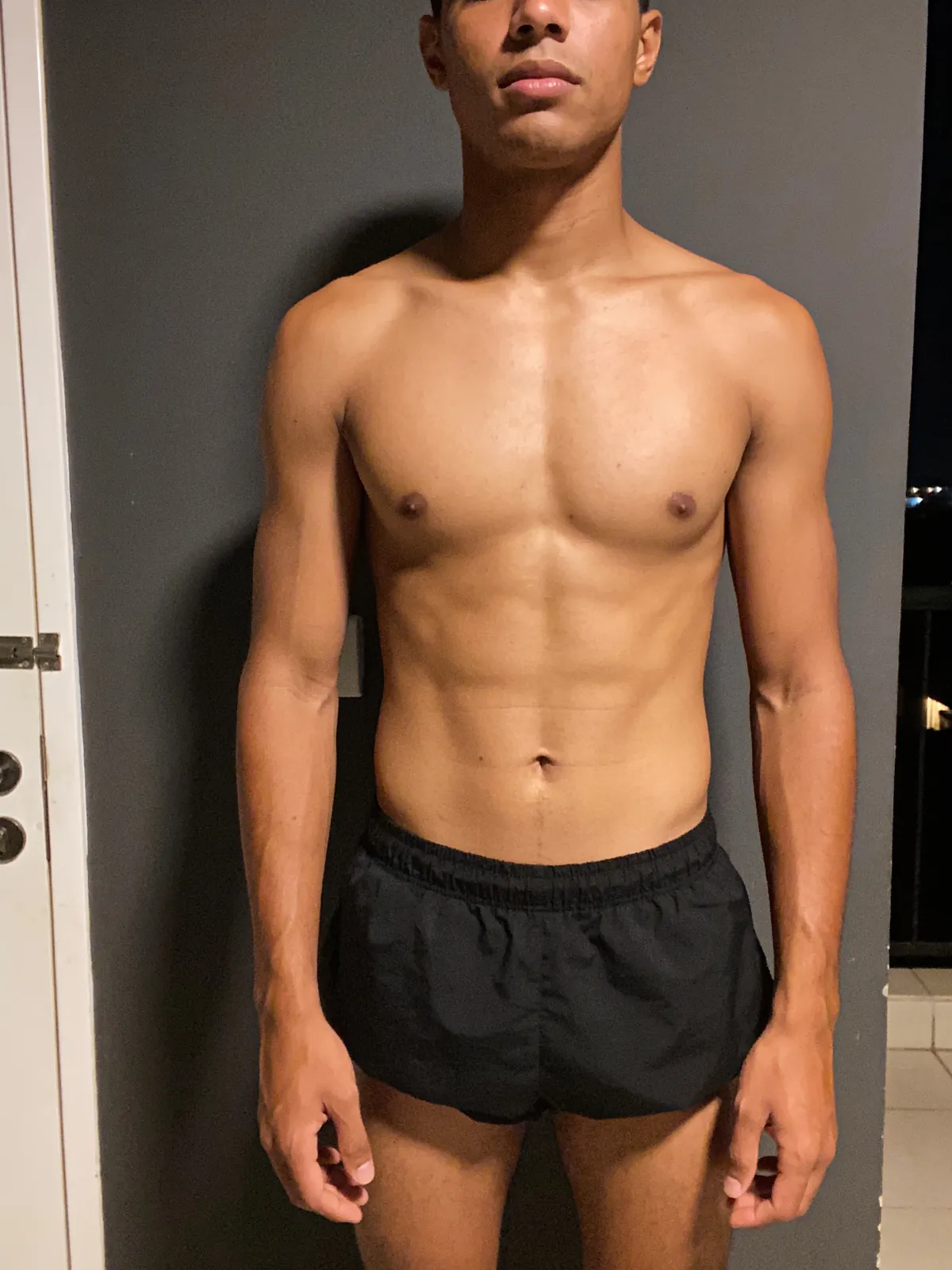 Foto de progresso: torso de frente contra a parede